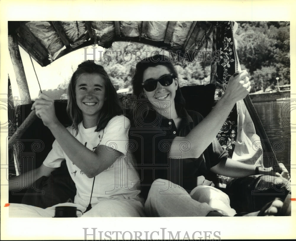 1990 Press Photo Alison and Michele Diboll travel to Thailand. - noa94991 - Historic Images