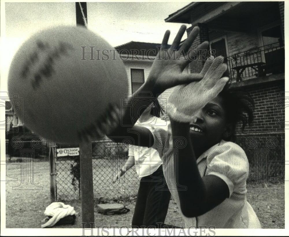 1985 Press Photo John Dibert Elementary students play tether ball on stop sign - Historic Images