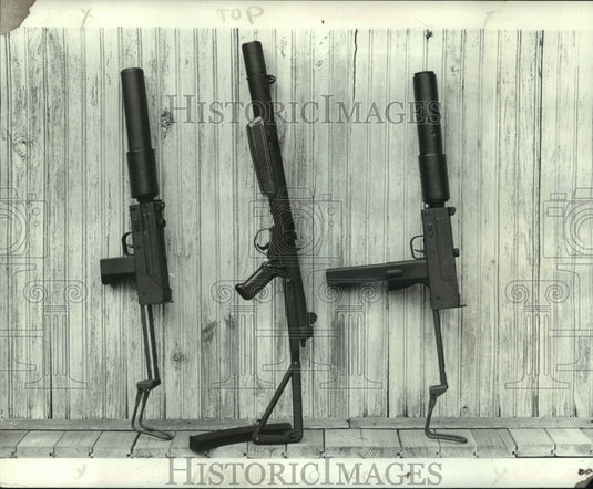 1976 Press Photo Sample machine guns: British Sterling (center) and Model 10's - Historic Images
