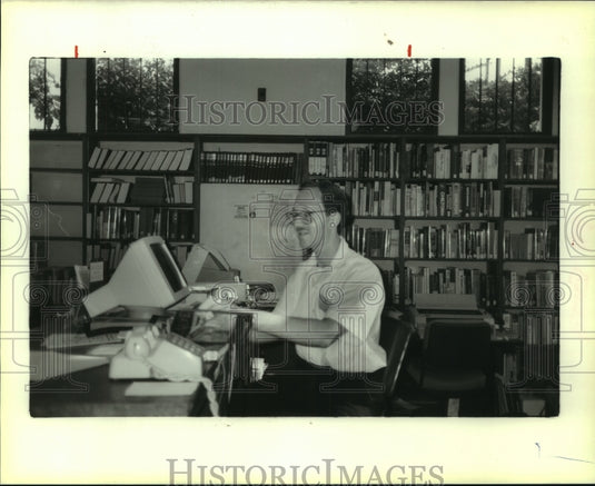 1989 Press Photo George Donsler uses a computer in the library. - noa95021 - Historic Images