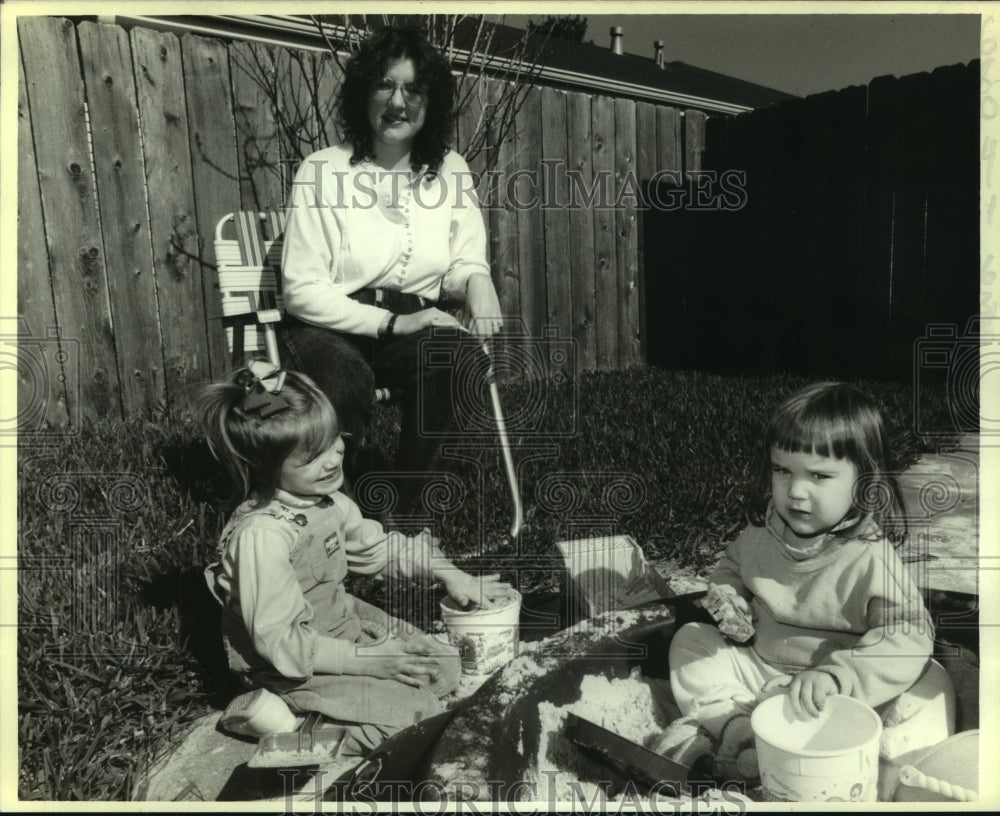 1989 Press Photo Angie Donsback babysits Amanda Moore and sarah Donsbach. - Historic Images