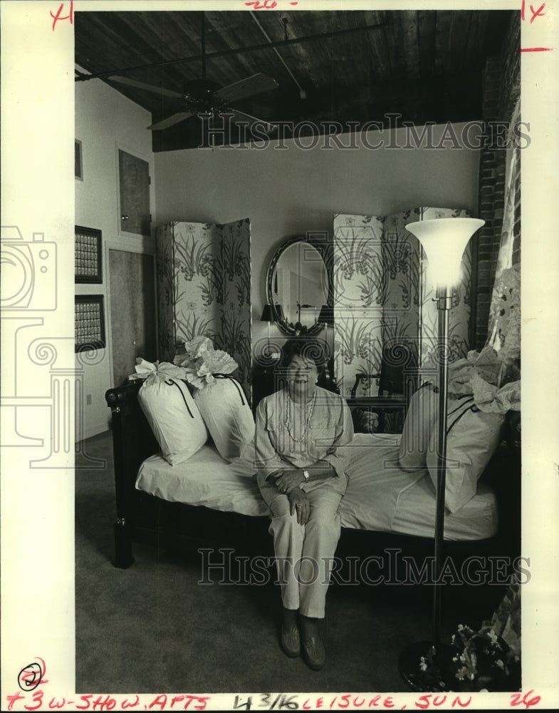 1986 Press Photo This is Hilda East in her frilly new apartment. - noa95099 - Historic Images