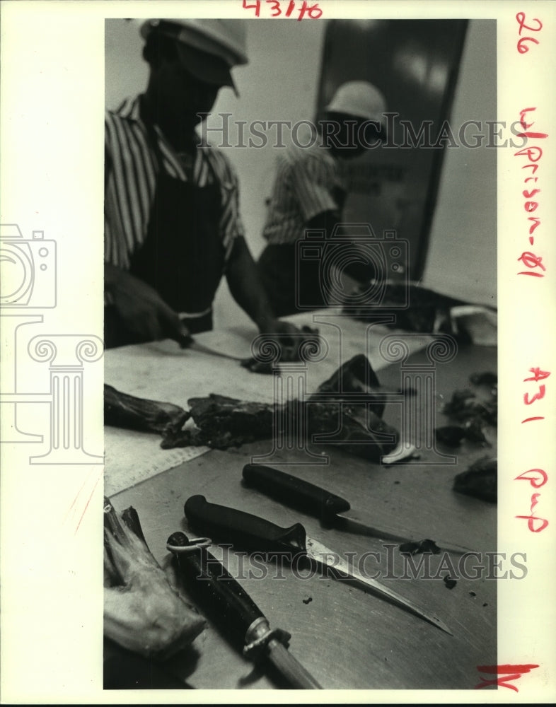 1985 Press Photo East Carroll Parish Prison Farm inmates work in meat market - Historic Images