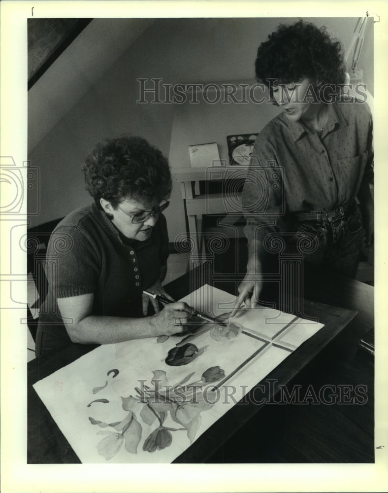 1989 Press Photo Edith Edwards gets direction from art teacher Patricia Pille - Historic Images