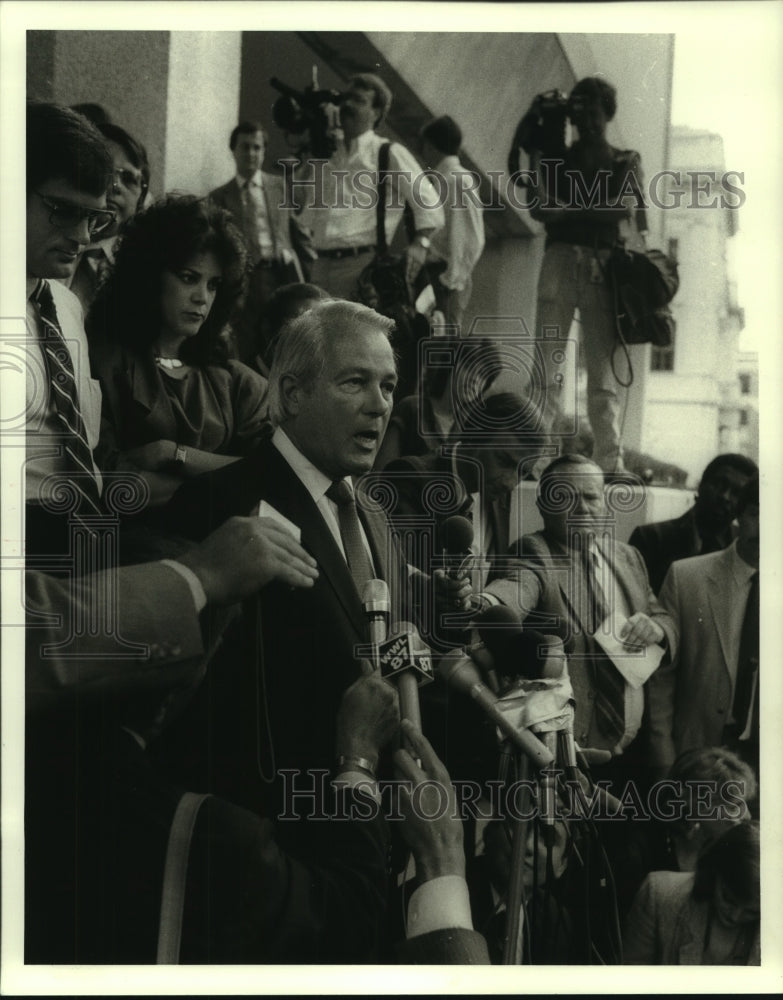 1985 Press Photo Edwin Edwards at press conference at his first trial of 1985. - Historic Images