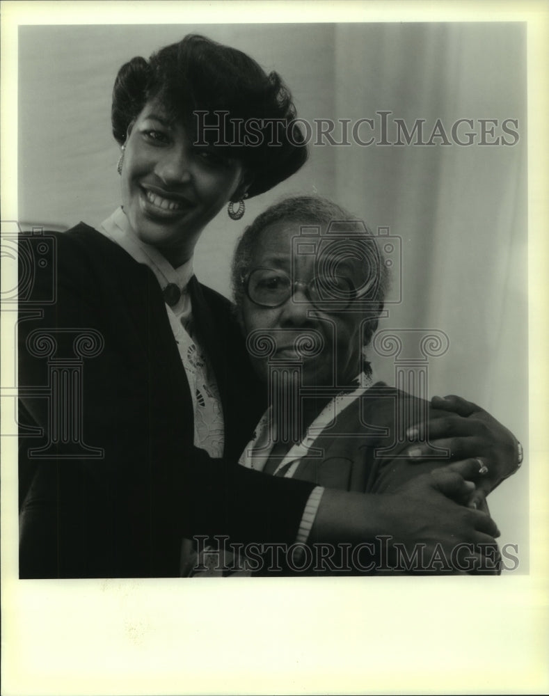 1989 Press Photo Gretna City Clerk Azalea Edwards &amp; grandmother Lillian Keller - Historic Images