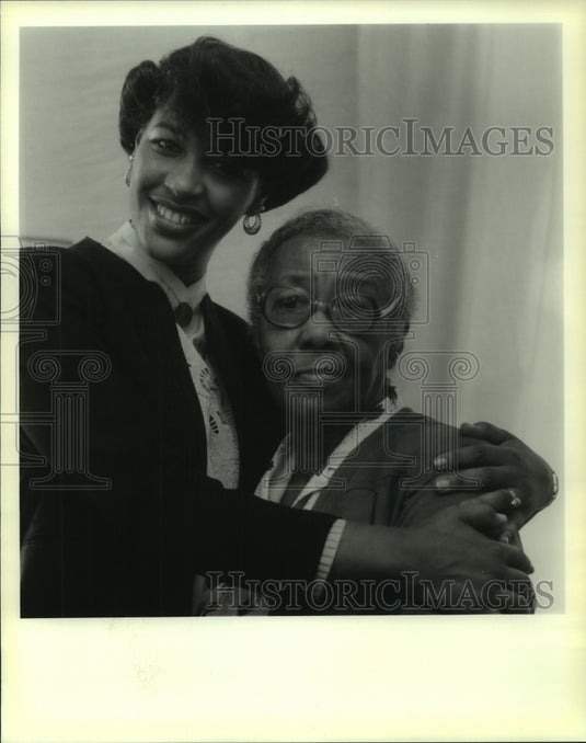 1989 Press Photo Gretna City Clerk Azalea Edwards & grandmother Lillian Keller - Historic Images