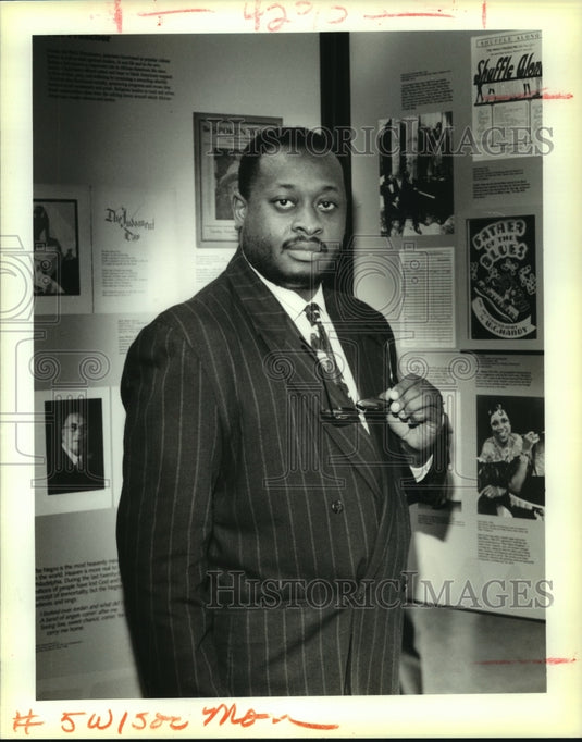 1991 Press Photo Angelo Edwards at Black History Exhibit, New Orleans Library. - Historic Images