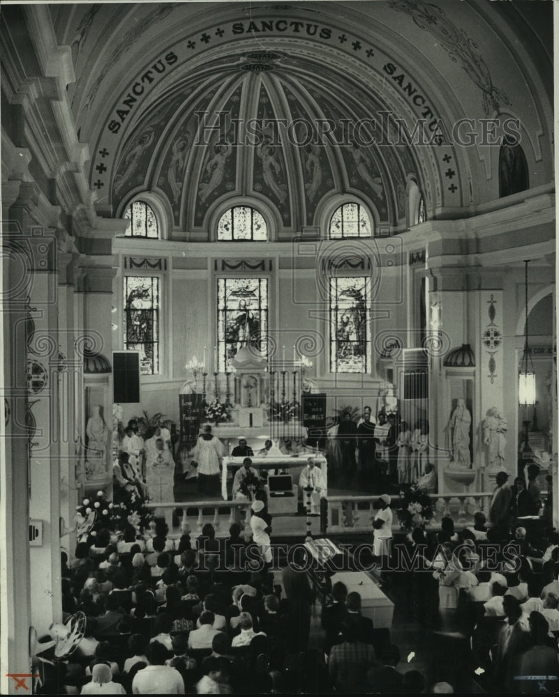 1975 Press Photo Funeral services for priest and nun at rectory in Edgard. - Historic Images