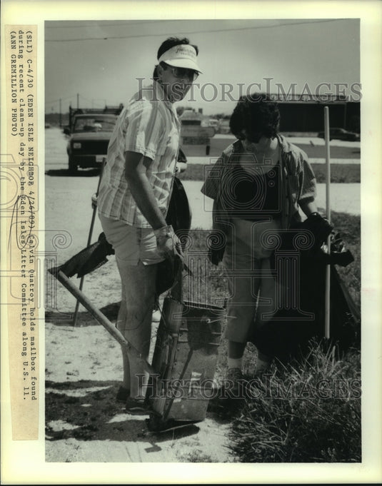 1989 Press Photo Calvin Quatroy finds mailbox during Eden Isles clean-up day. - Historic Images