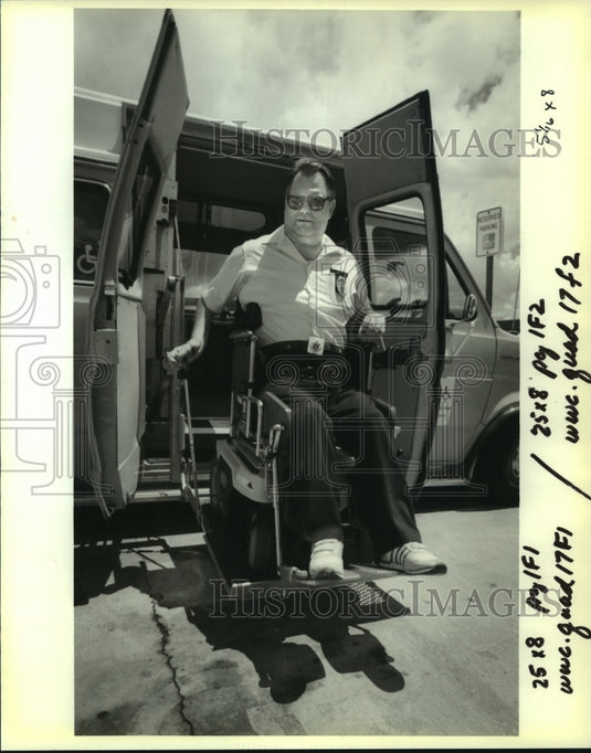 1989 Press Photo Parking Enforcer John Eckerle Lowering Himself From His Van - Historic Images