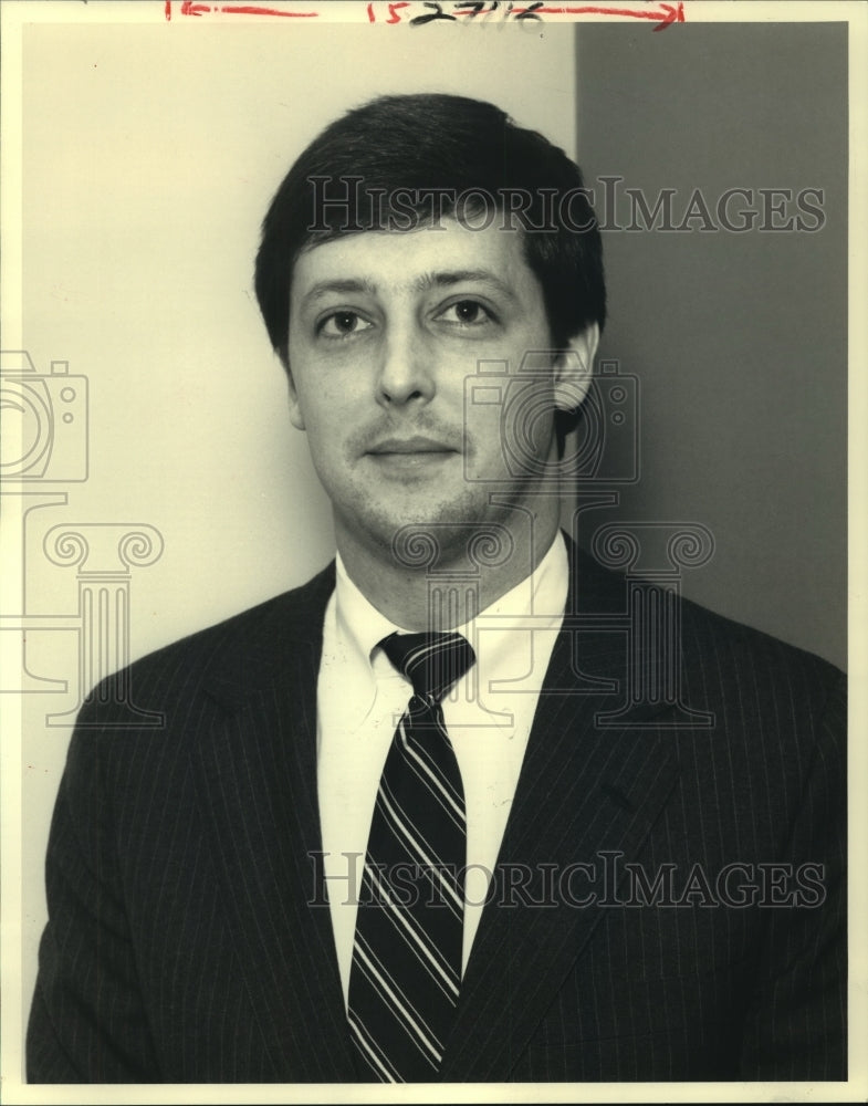 1986 Press Photo Dan Edmund, Corporate Controller of Burrus Investment Group. - Historic Images