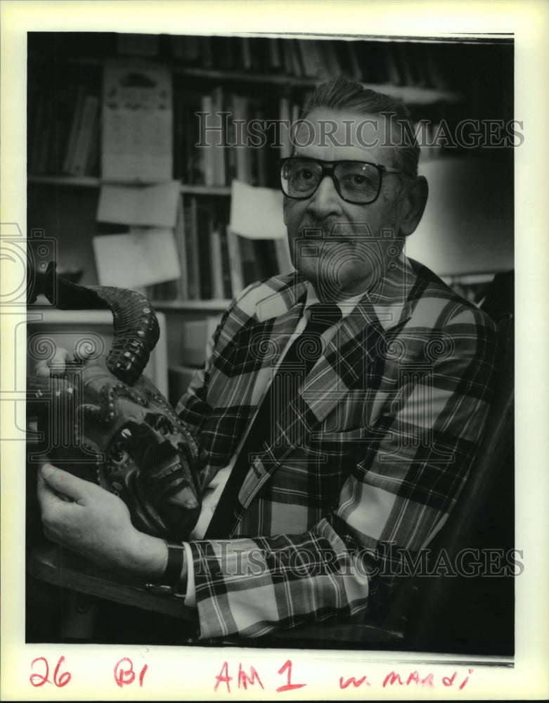 1989 Press Photo Munro Edmonso, anthropologist, discusses meaning of Mardi Gras. - Historic Images