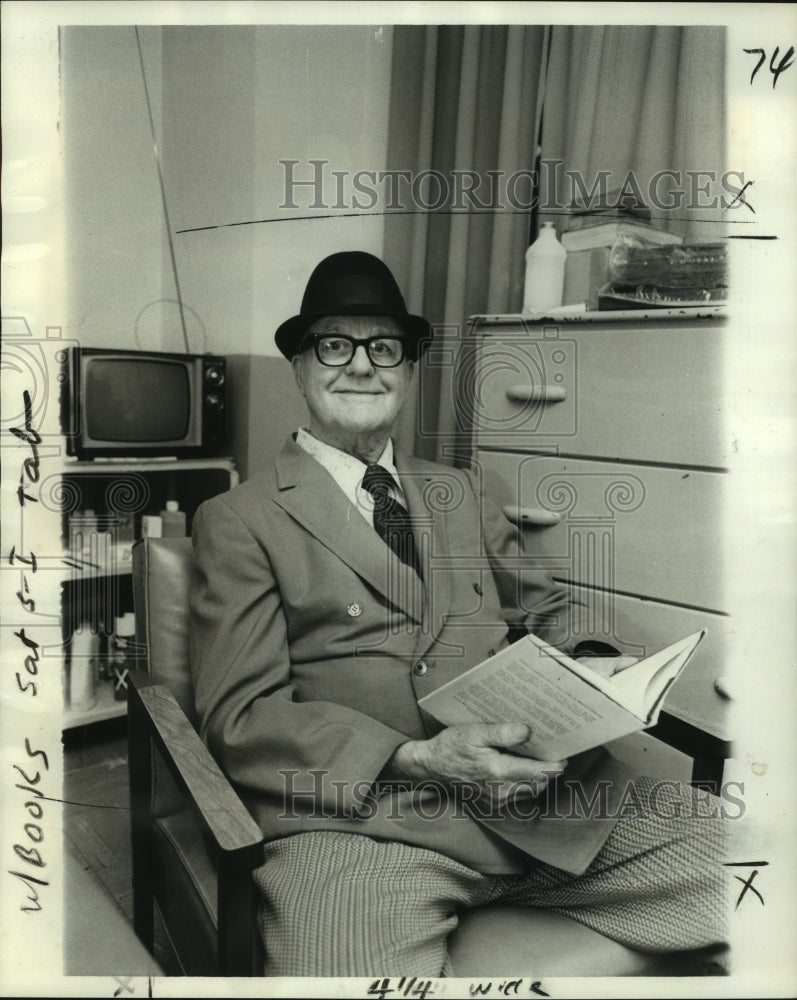 1977 Press Photo Murrell Edmunds, author, in his Lee Circle YMCA office. - Historic Images