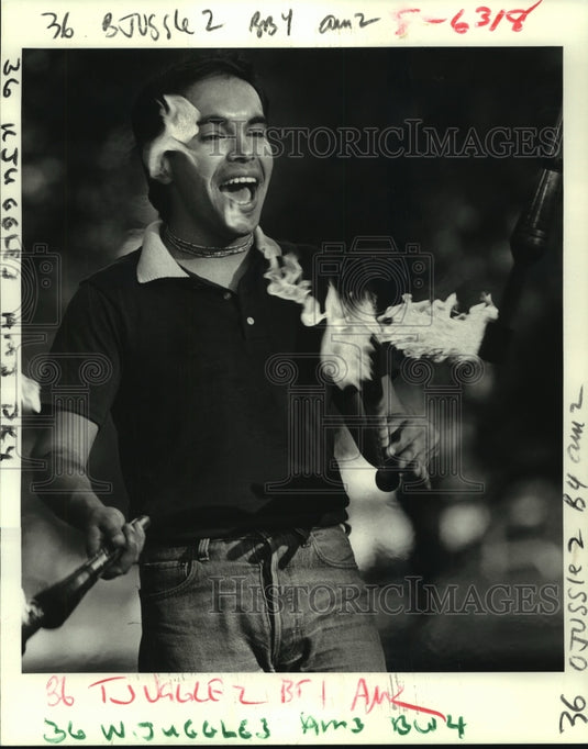 1988 Press Photo Entertainer Jose Eduardo Juggling Fire Torches In New Orleans - Historic Images