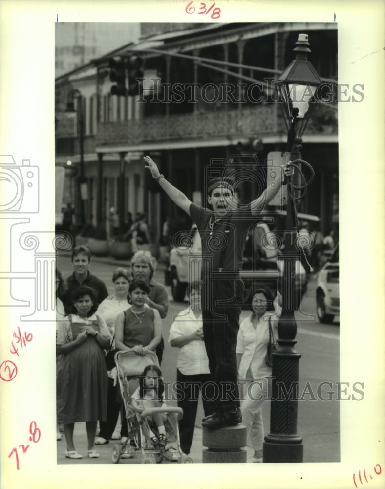 1989 Press Photo Street Entertainer Jose Eduardo Performing On Decatur Street - Historic Images