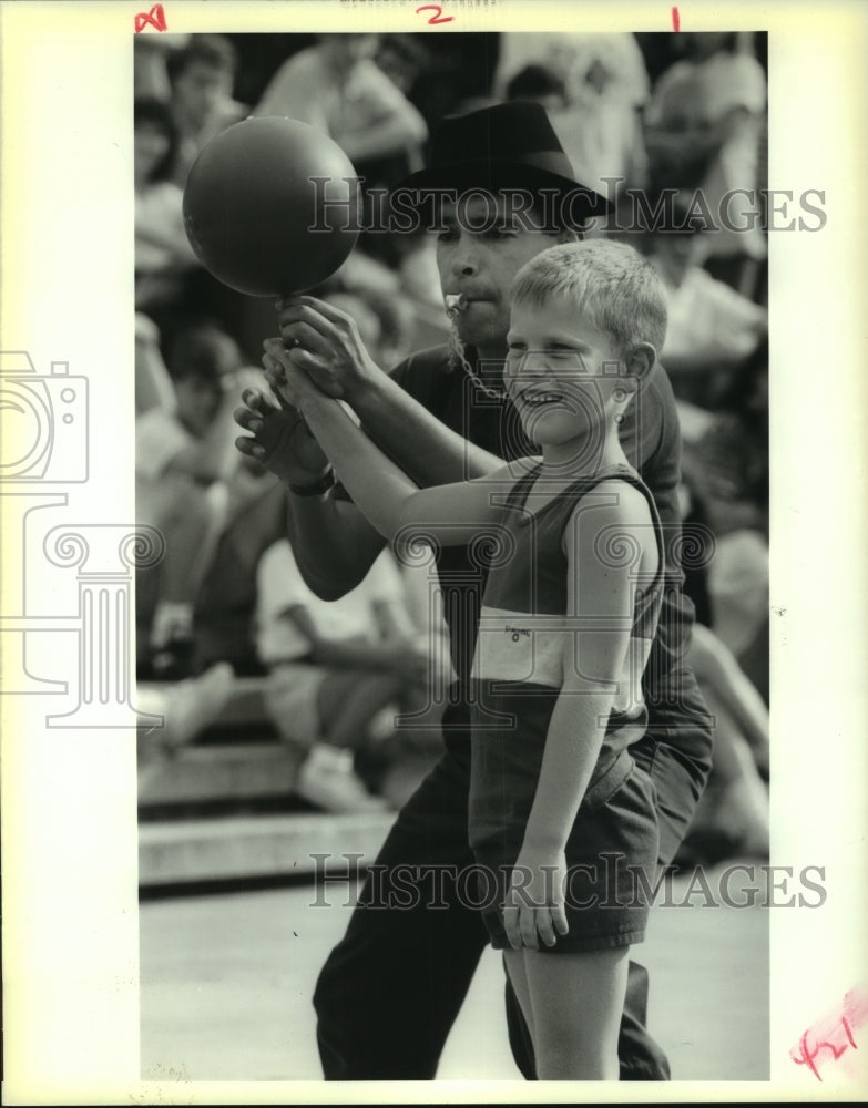 1989 Press Photo Street Entertainer Jose Eduardo With Vounteer Jami Brice - Historic Images