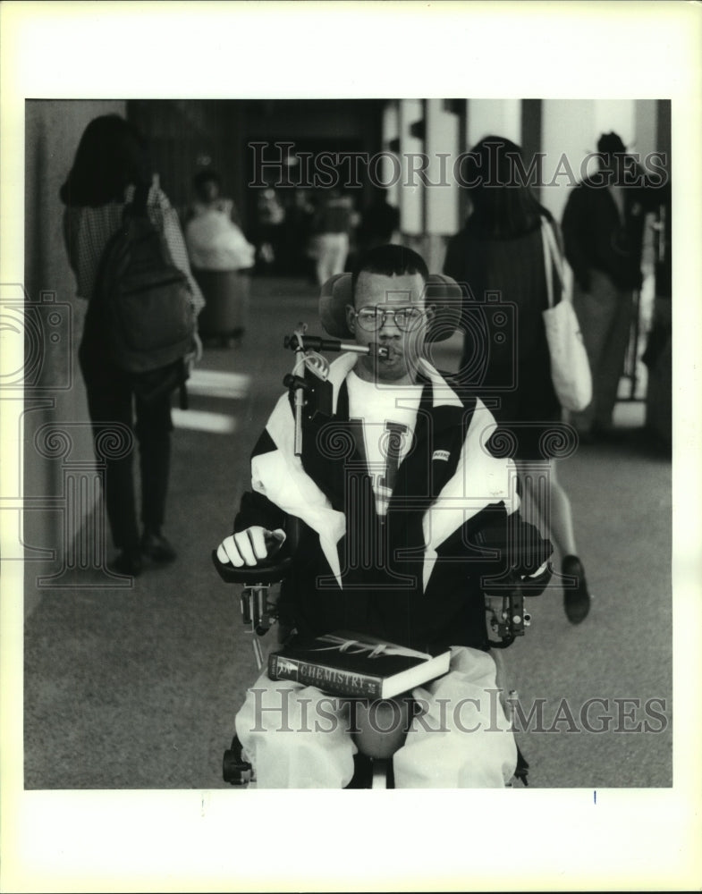 1990 Press Photo Derrik Edwards, paralyzed football player on way to class. - Historic Images