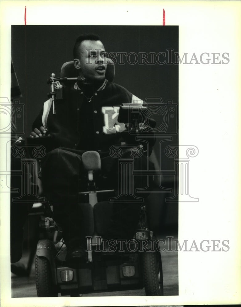 1992 Press Photo Derrick Edwards watches New Orleans&#39; Saints game. - noa95217 - Historic Images