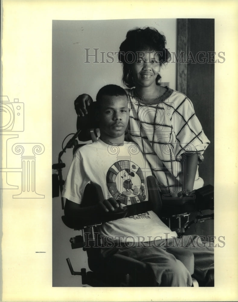 1990 Press Photo Derick Edwards with mother Madeline Washington. - noa95218 - Historic Images