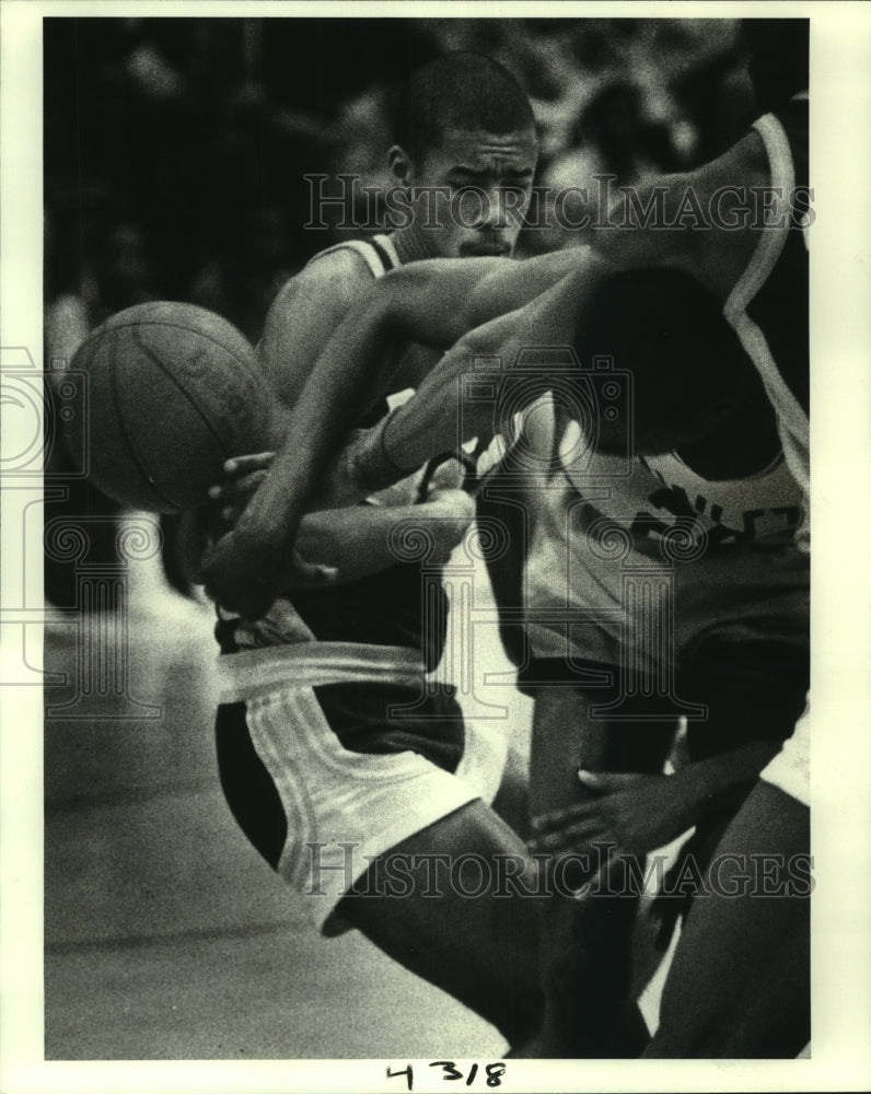 1984 Press Photo Landry&#39;s Derek Edinburgh &amp; Lawless Wayne Knight basketball game - Historic Images