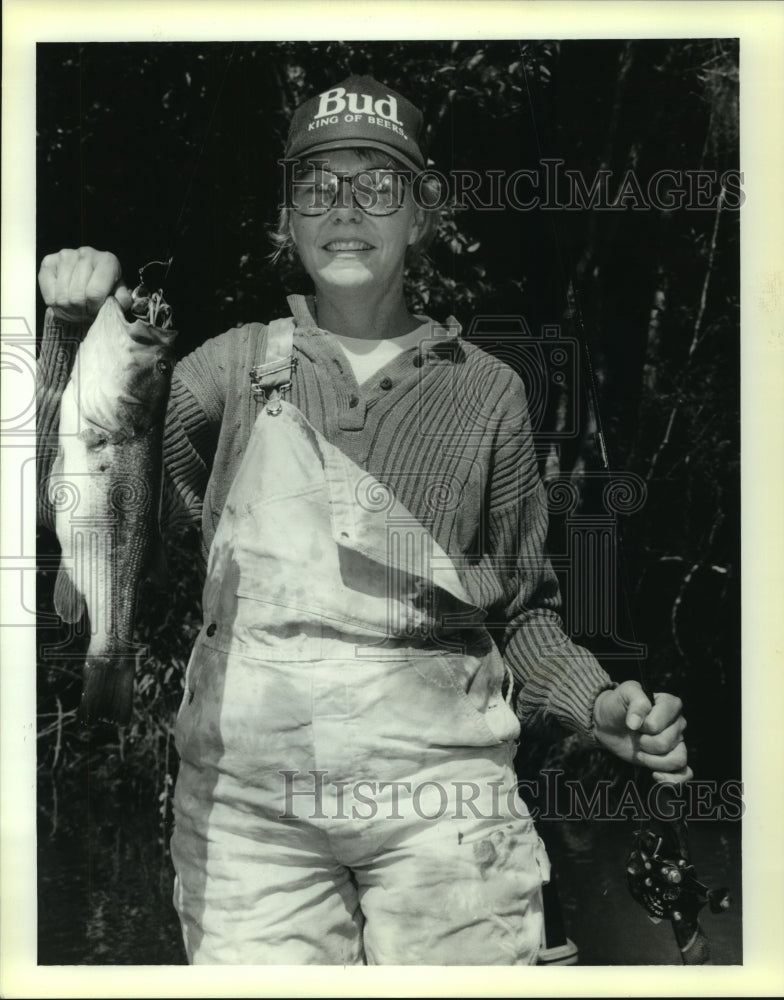 1992 Press Photo Fisherman Jill Easton With a Bass for the Anglers Tournament - Historic Images