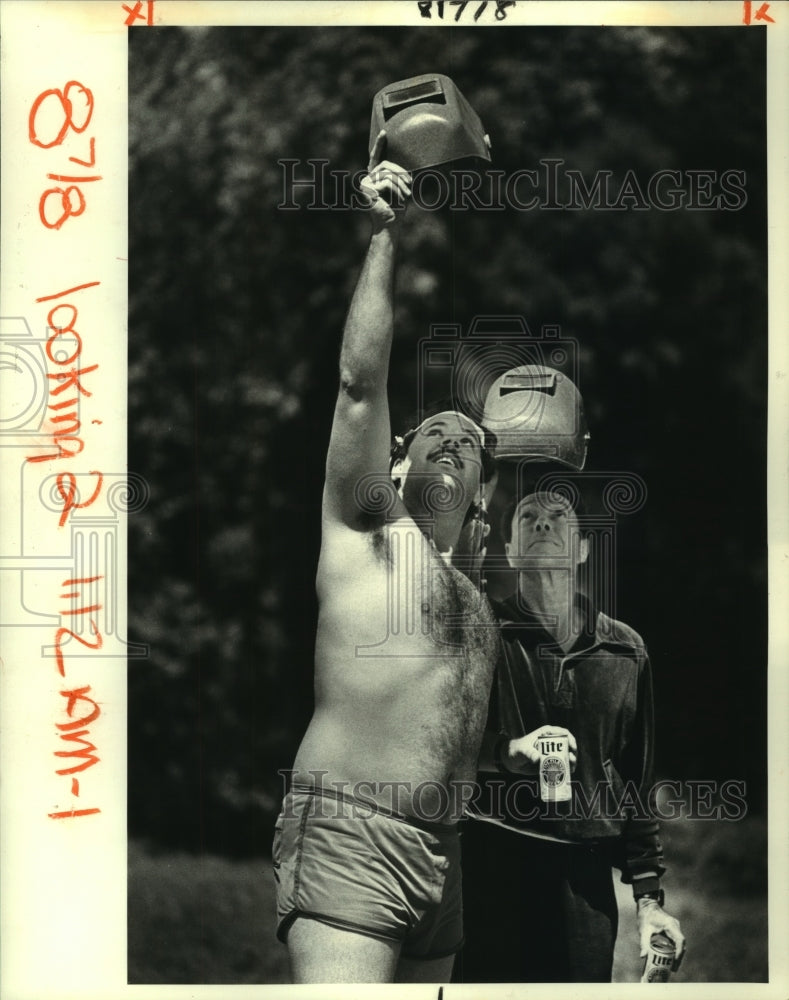 1984 Press Photo Rick Hankel and George Maynard view eclipse with welding masks - Historic Images