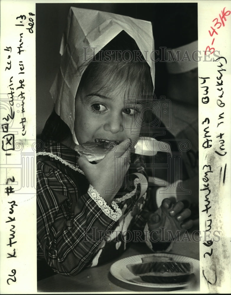 1987 Press Photo Lauren Troxclair at Thanksgiving Feast Ecole Classique Center - Historic Images