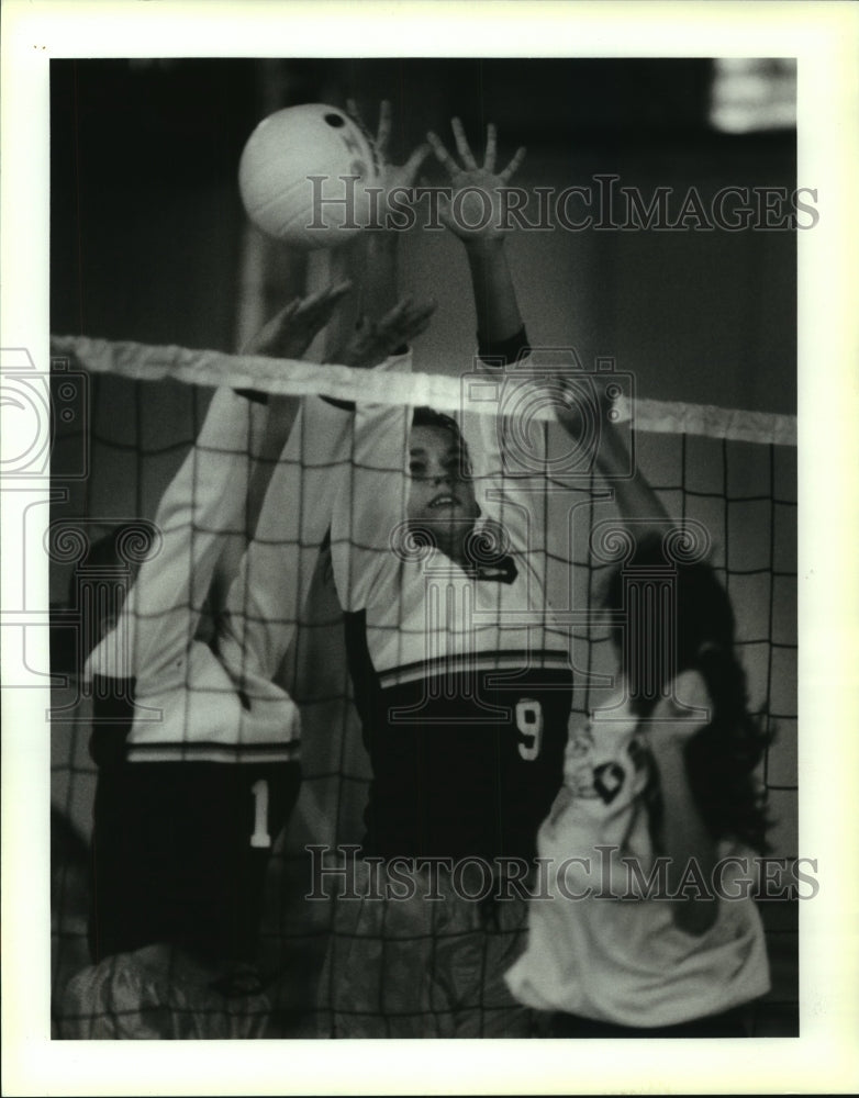 1993 Press Photo Ecole Classique&#39;s Jenny Treigle &amp; Lacey Vicknair try for block - Historic Images