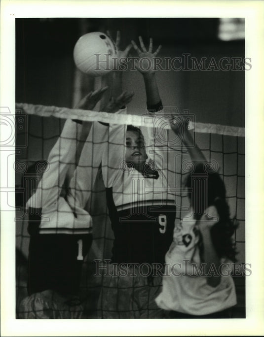 1993 Press Photo Ecole Classique's Jenny Treigle & Lacey Vicknair try for block - Historic Images