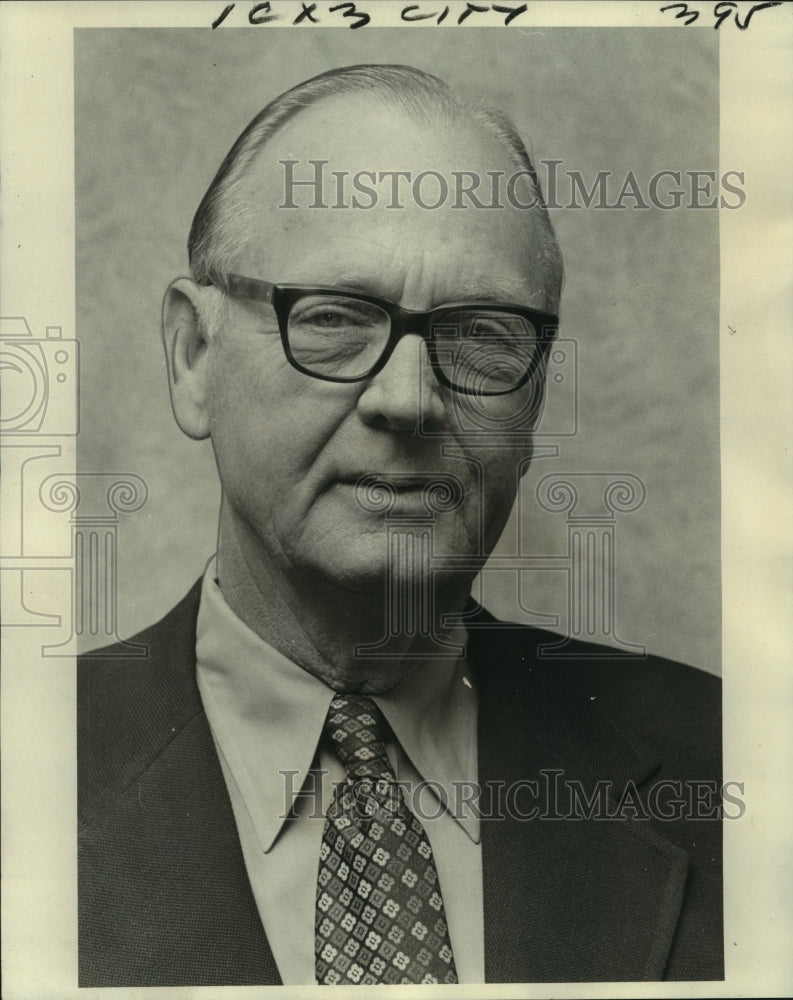 1975 Press Photo Charles Eddins retires from Greyhound Lines after 36 years. - Historic Images