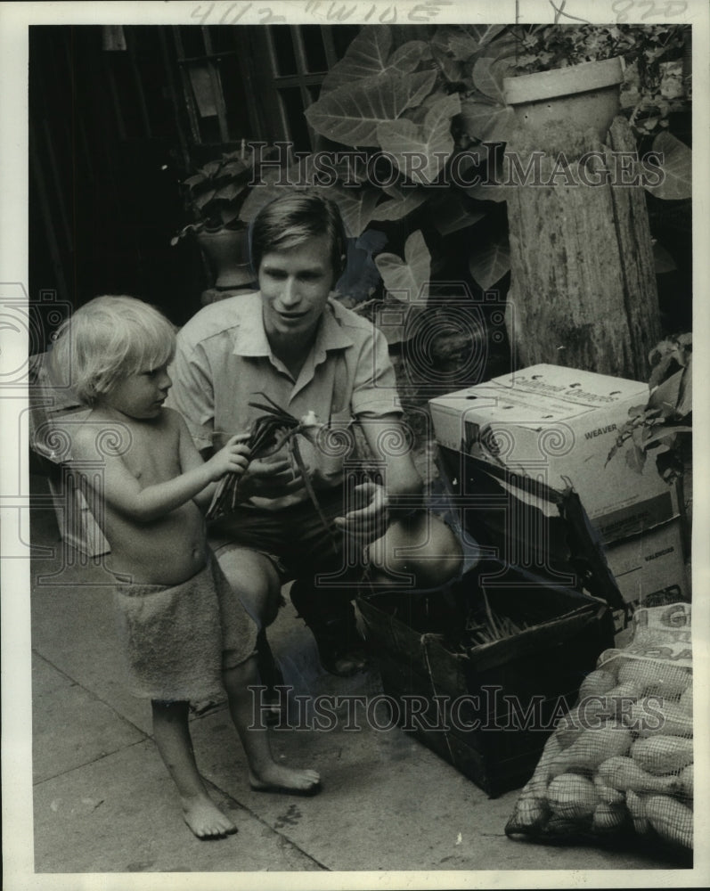 1973 Press Photo Mike Dobbins, member of Free School food co-op, with son Jeff-Historic Images