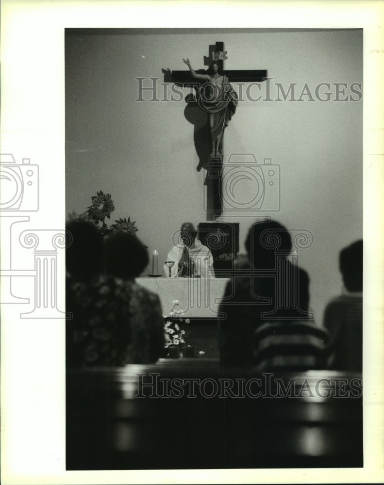 1995 Press Photo Rev. Joseph Ngo Duy-Linh at Immaculate Mary Mission in Marrero - Historic Images