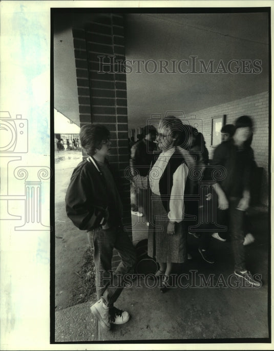 1984 Press Photo Principal Elaine Duvic visits with sophomore Kevin Kirkpatrick - Historic Images
