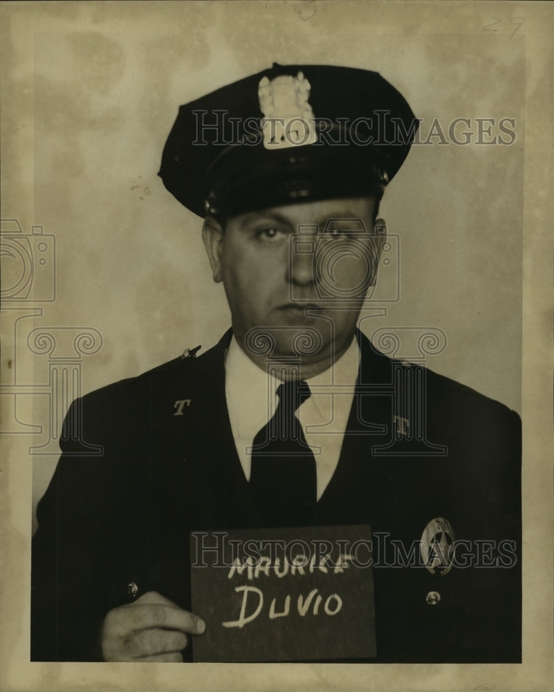 1949 Press Photo Patrolman Maurice Duvio stabbing victim during arrest of man-Historic Images