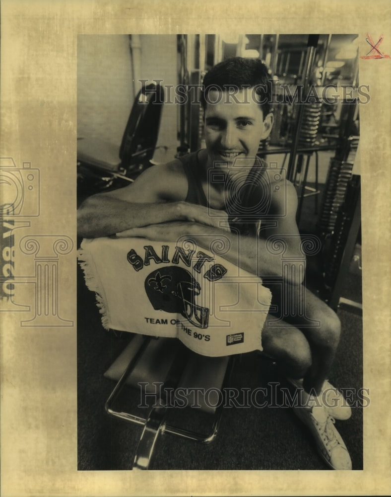 1990 Press Photo Kevin Duthu working out at Jewish Community Center Weight room - Historic Images
