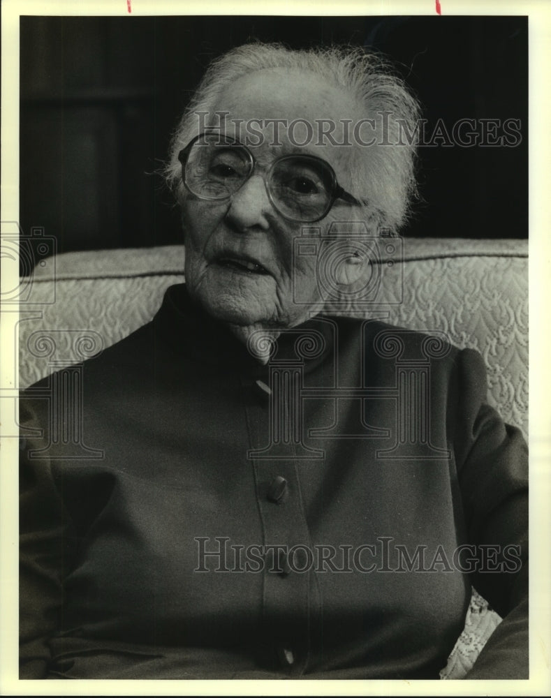 1990 Press Photo Mrs. Mildred Dutsch, in the living room of her Covington home - Historic Images