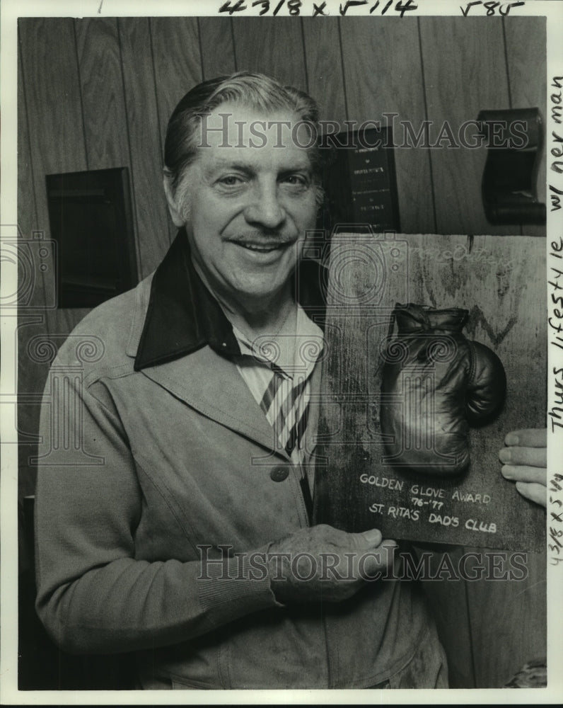 1978 Press Photo Boxer Herman Dutreix shown with his Golden Glove Award - Historic Images