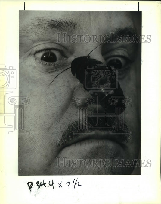 1992 Press Photo Animal trapper Greg du Treil with a Madascan hissing cockroach - Historic Images