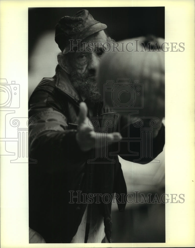 1989 Press Photo Albert Duplessis Tosses Pumpkin at New Orleans Farmer&#39;s Market - Historic Images