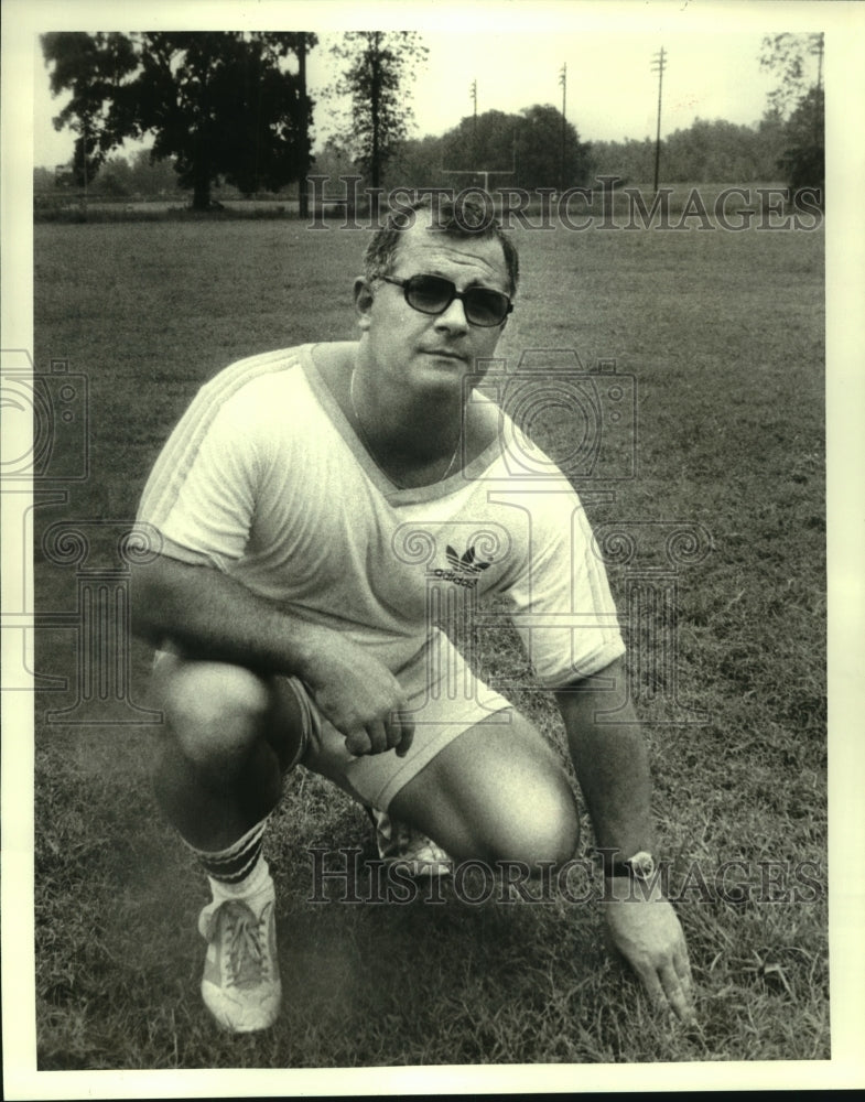 1980 Press Photo Football coach Gregg Duvall of River Oaks Academy at field - Historic Images