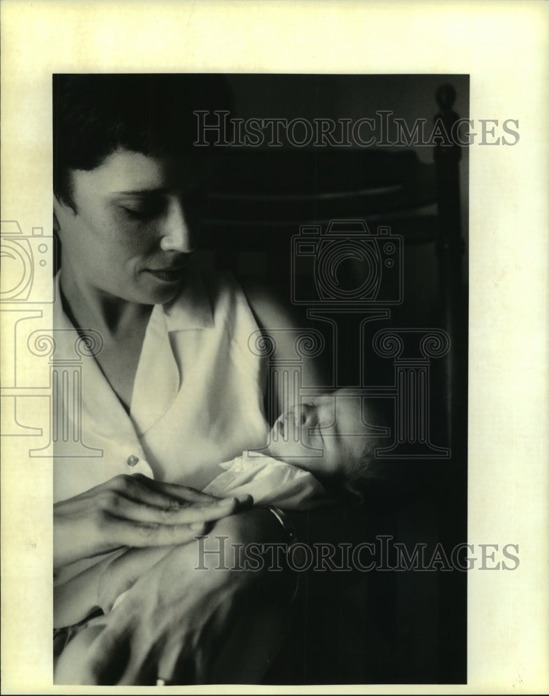 1995 Press Photo Lynne Ebersole sits with her newborn son, Jonathan - noa95541 - Historic Images