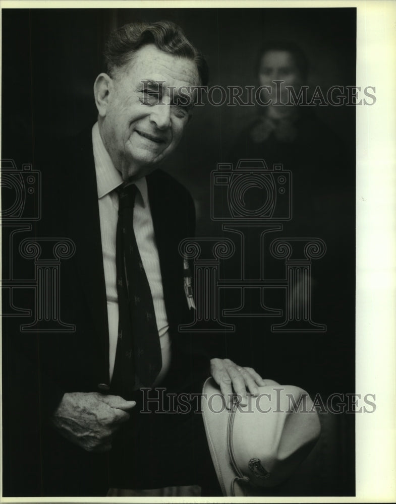 1991 Press Photo Ben Eble In front of Painting of Elizabeth Carr Cronan - Historic Images