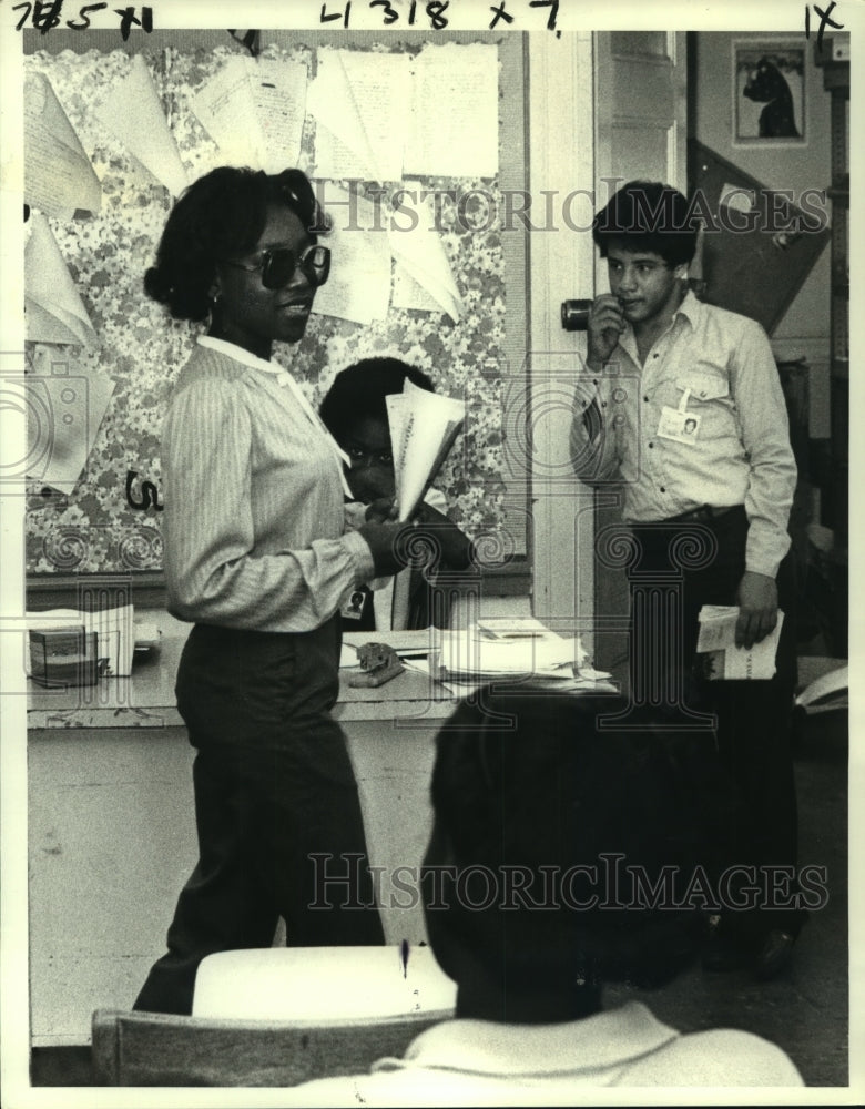 1980 Press Photo Student Mary Wilkinson prepares to report on &quot;Tale Two Cities - Historic Images