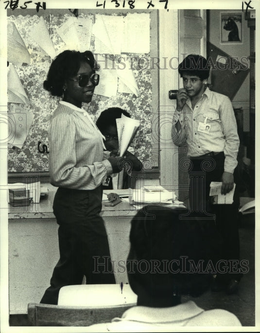 1980 Press Photo Student Mary Wilkinson prepares to report on "Tale Two Cities - Historic Images