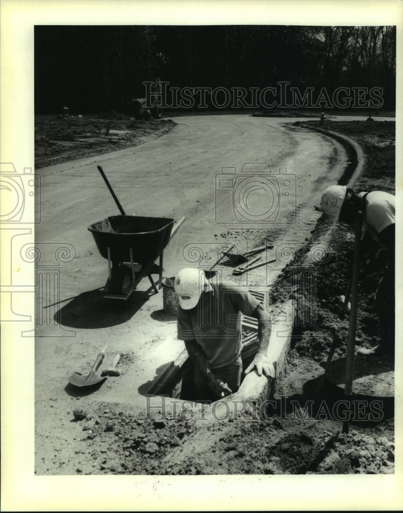 1995 Press Photo Moses Reed finishing catch basin in Eastover - noa95572 - Historic Images