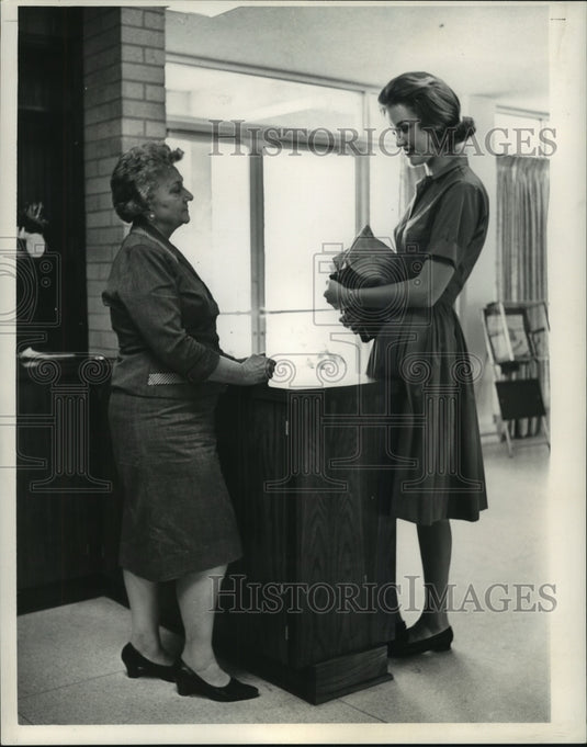 1963 Press Photo Elaine chats in lobby, head resident Mrs. Dorothy M. Hoffpaver - Historic Images