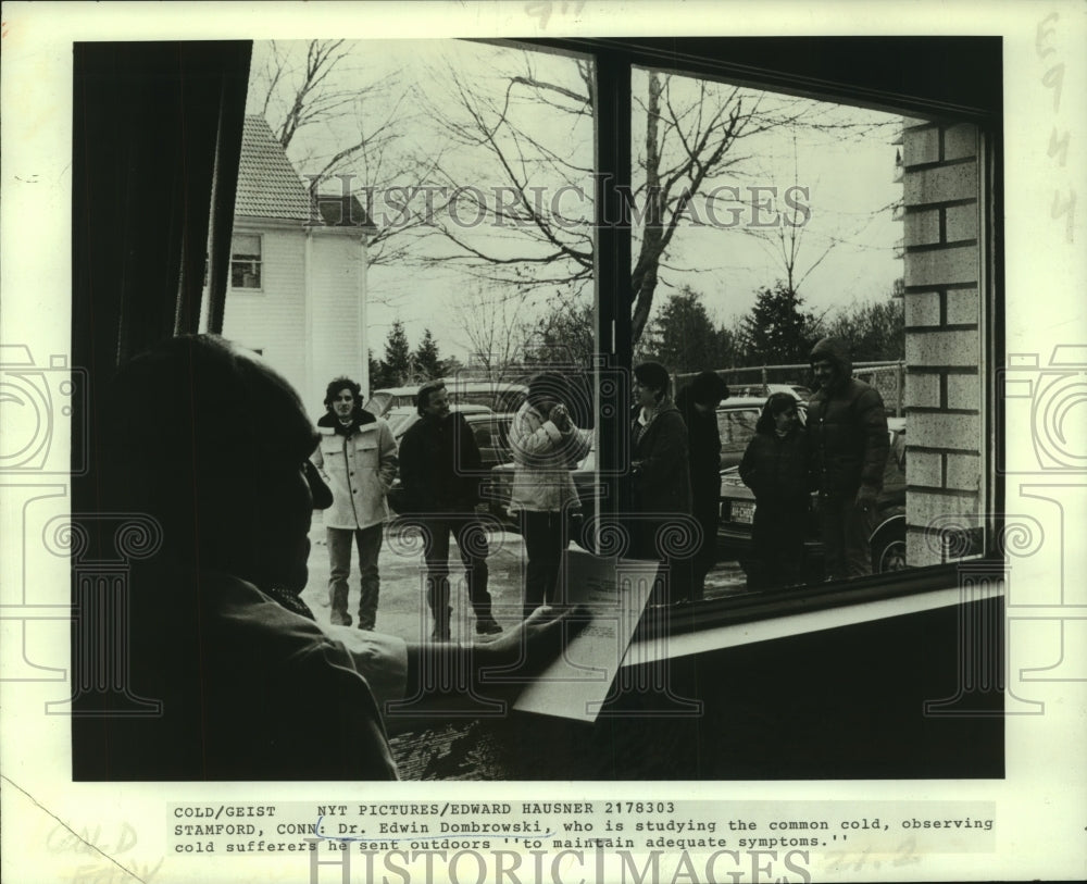 1983 Press Photo Dr. Edwin Dombrowski studying suffers of the common cold - Historic Images