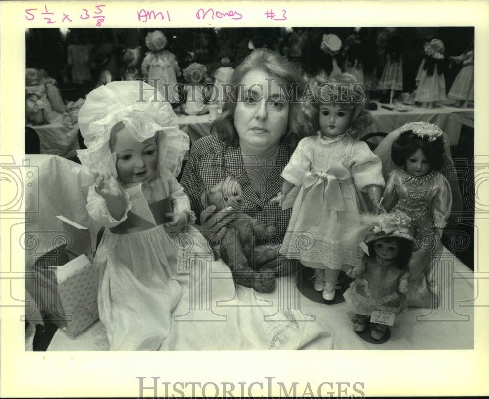 1989 Press Photo Antique doll collector Delores Plakotos with exhibit - Historic Images