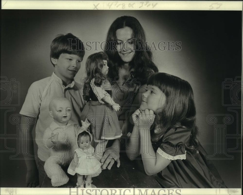 1982 Press Photo Young Edler family with antique dolls. - noa95702 - Historic Images